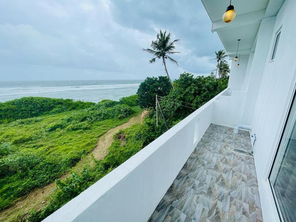 Blue Waves Ocean Mirissa Hotel Exterior photo