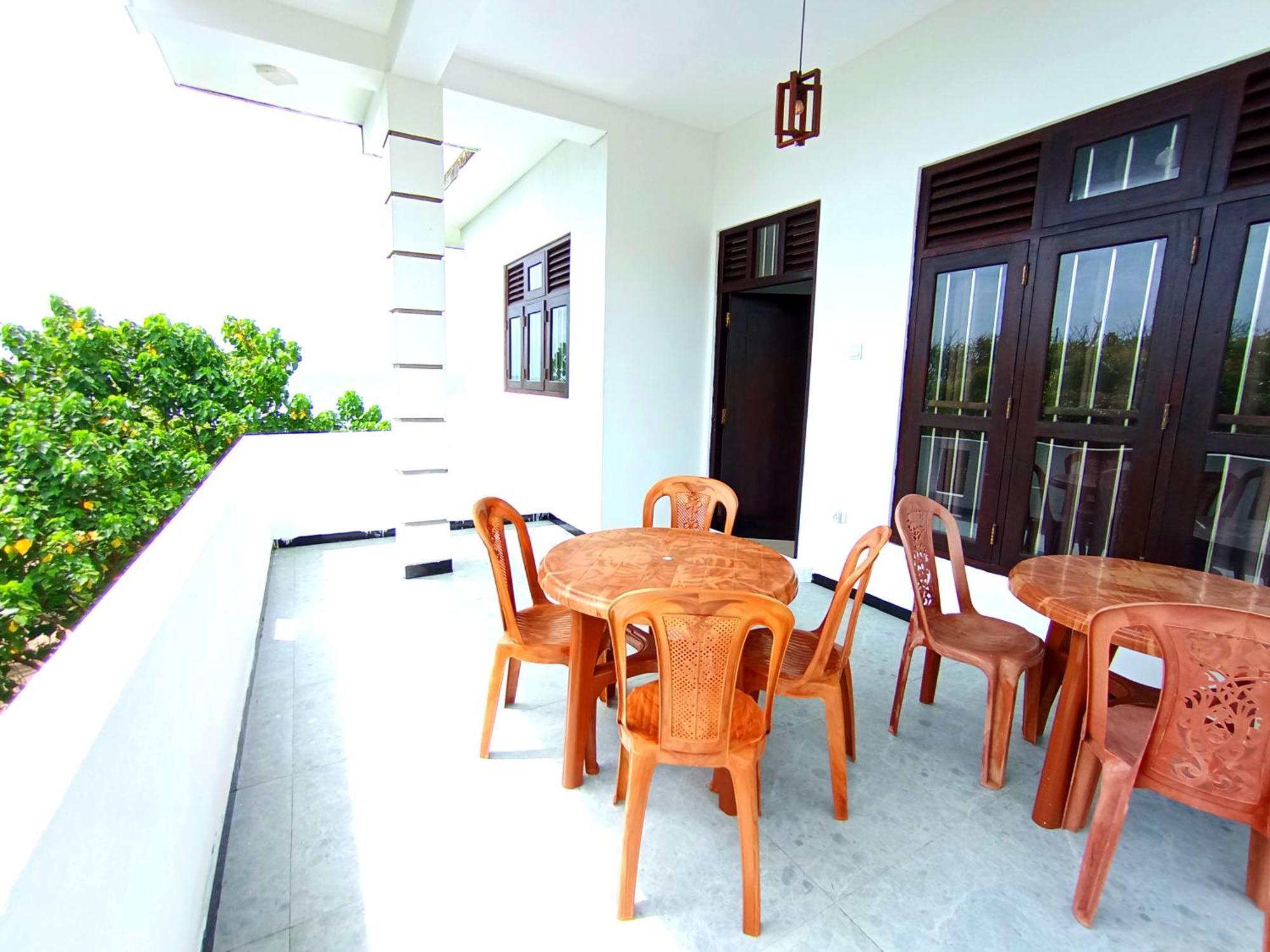 Blue Waves Ocean Mirissa Hotel Exterior photo