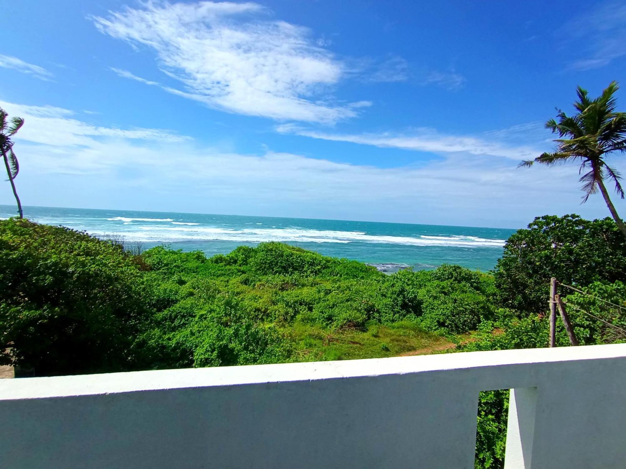 Blue Waves Ocean Mirissa Hotel Exterior photo